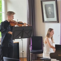 Lisa  und Lukas Reichert sorgen am Klavier und an der Violine für die musikalische Gestaltung des Abends.