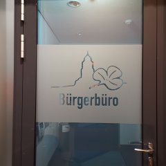 Tür des Bürgerbüros in Usingen mit dem Logo der Stadt Usingen auf der Tür.