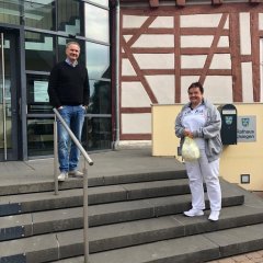 Bürgermeister Steffen Wernard mit Frau Burzel, Zahnarztpraxis am Rathaus Dr. Weigand, Dr. Dietrich
