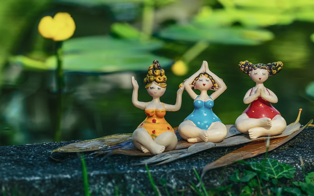 Drei weibliche Figuren, welche meditieren.