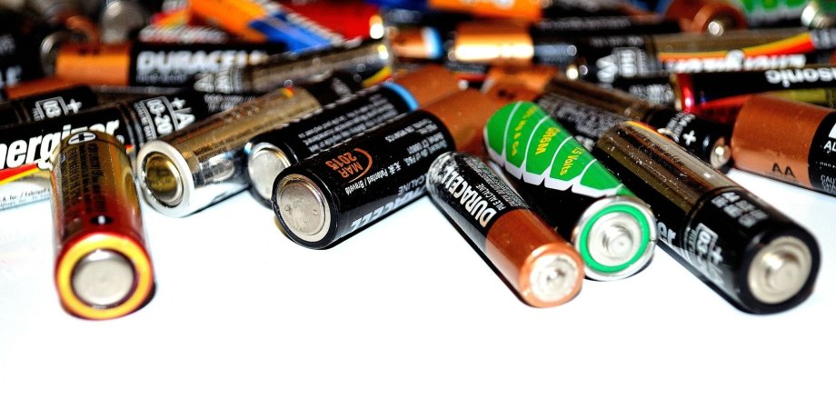 Viele verschiedene Batterien, welche alle kreuz und quer liegen.