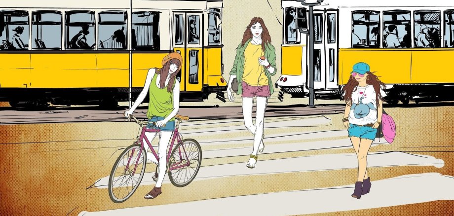 Ein Cartoon mit einer weiß-gelben Bahn im Hintergrund. Es sind drei Personen welche einen Zebrastreifen überqueren. Links ist ein Mädchen, welches Fahrrad fährt, in der Mitte eine Frau und rechts ein Mädchen welche beide nach vorne laufen.