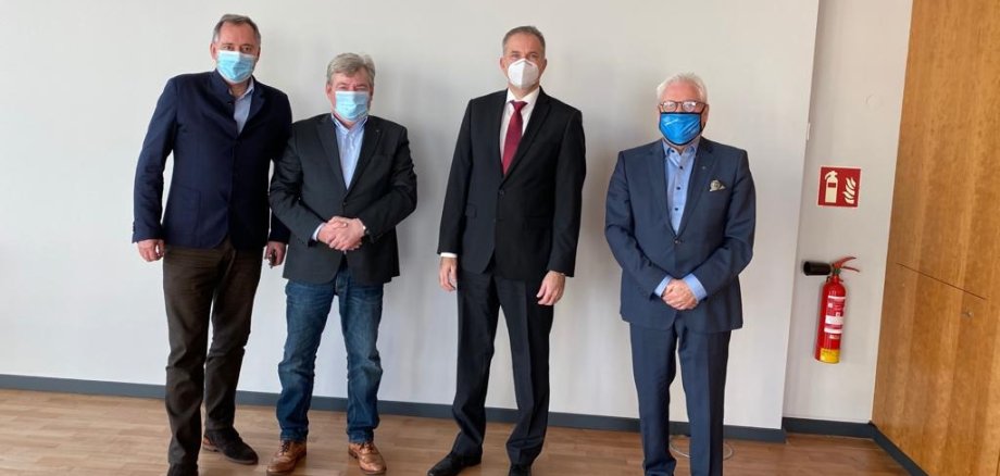 Von links nach rechts mit Abstand und Masken stehen Jürgen Schmitt, Dr. Eberhard Theobald, Steffen Wernard, Dieter Fritz.