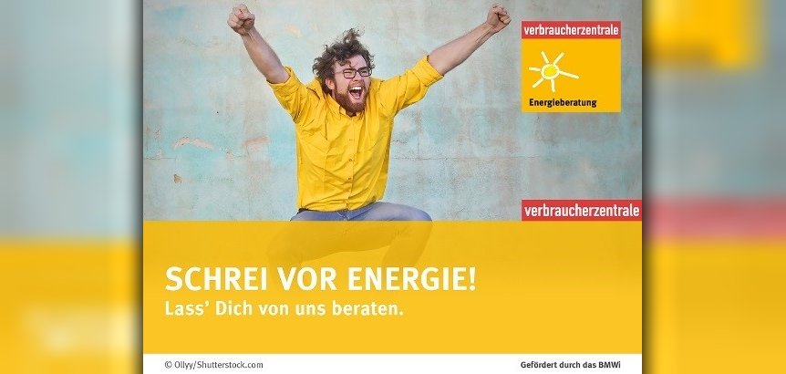 In der Mitte ist ein fröhlicher Mann in einem gelben Hemd, welcher vor freude hochspringt. Im unterem Viertel steht in einem gelben Balken "Schrei vor Energie!" "Lass dich von uns beraten.". Rechts oben ist das Logo der Verbraucherzentrale mit der gelben Sonne. 