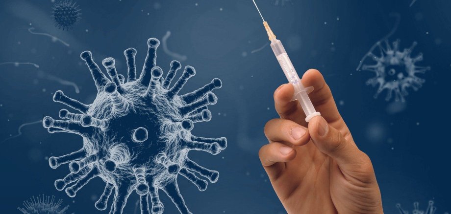 Es werden mehrere blau dargestellte viren abgebildet. Auf der rechten seite befindet sich eine Hand, welche eine Spritze in die luft hält. Die Spritze zeigt in richtung des Virus.