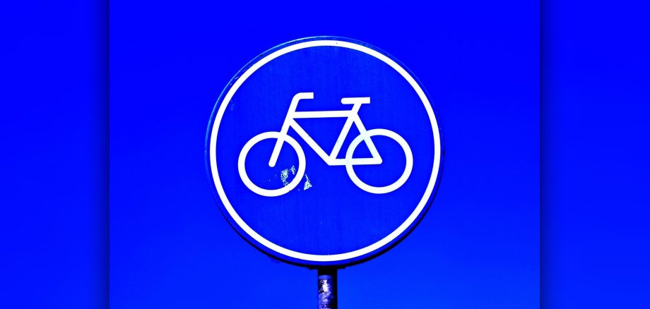 Rundes blaues Verkehrsschild als Symbol für einen Radweg.