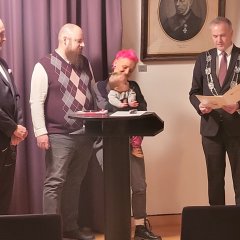 V.l.n.r.: Stadtverordnetenvorsteher Dr. Christoph Holzbach, Familie Schmieder mit Lotta und Bürgermeister Steffen Wernard