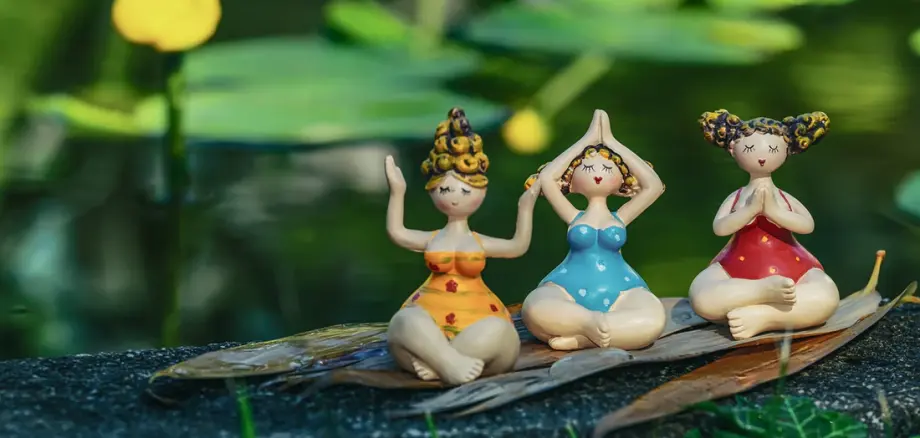 Drei weibliche Figuren, welche meditieren.