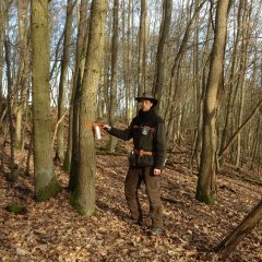 Förster Karl-Matthias Groß beim Auszeichnen_Abt 201_Januar 2016 Der Usinger Stadt Förster Karl-Matthias Groß beim auszeichnen der Bäume.