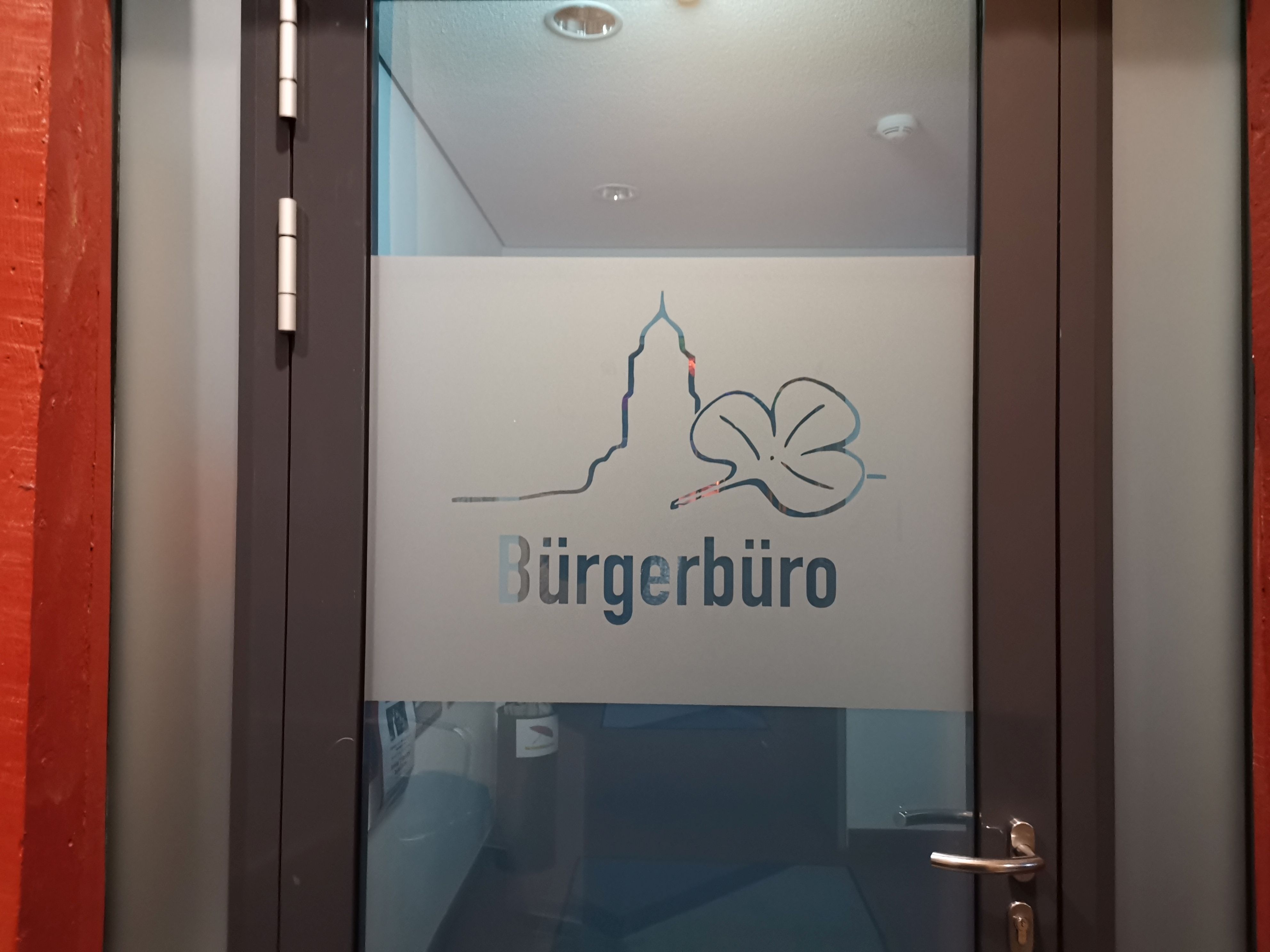 Tür des Bürgerbüros in Usingen mit dem Logo der Stadt Usingen auf der Tür.