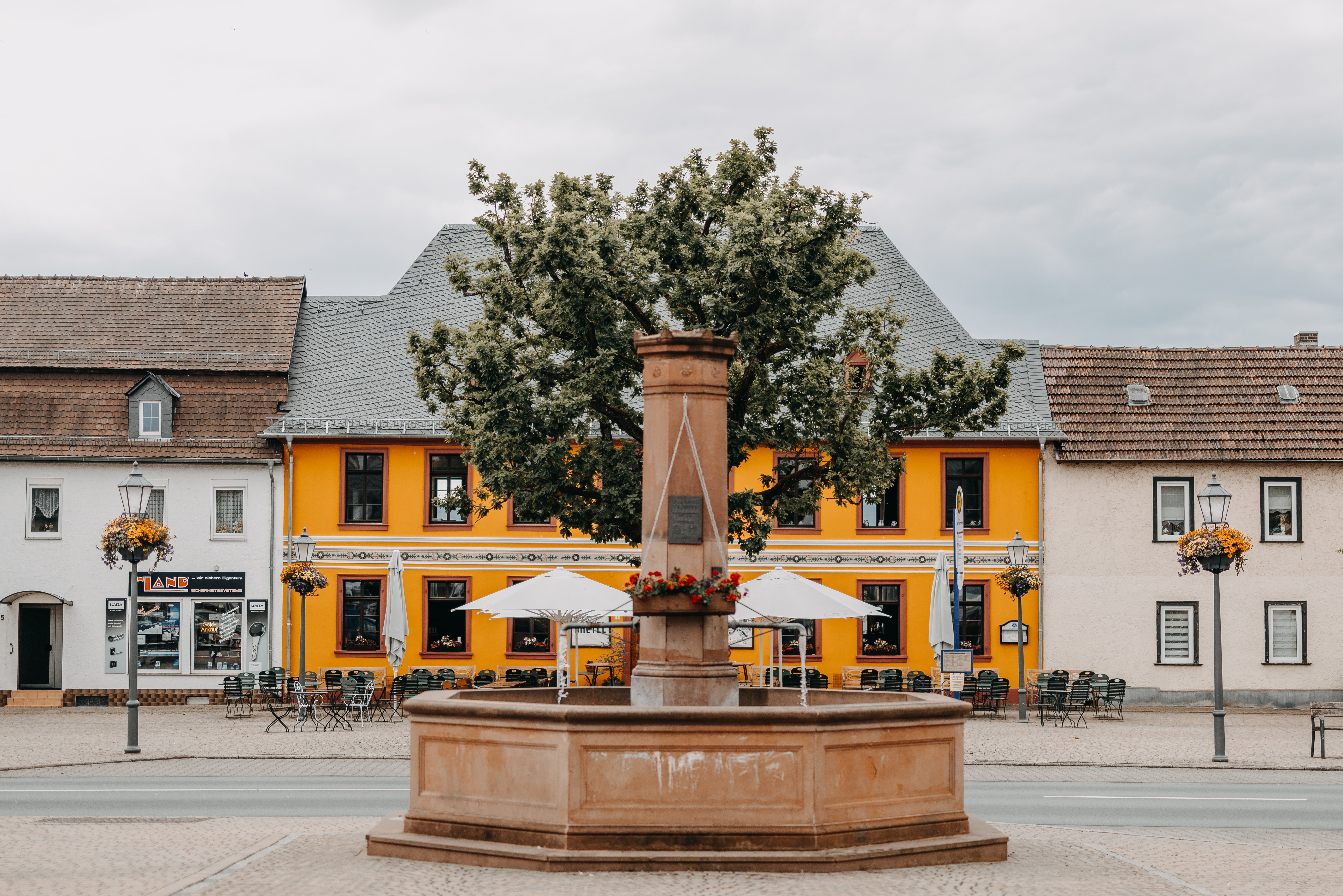 Alter Marktplatz Usingen Alter Marktplatz Usingen mit Brunnen und dem Restaurant Bembel & Gretel im Hintergrund.