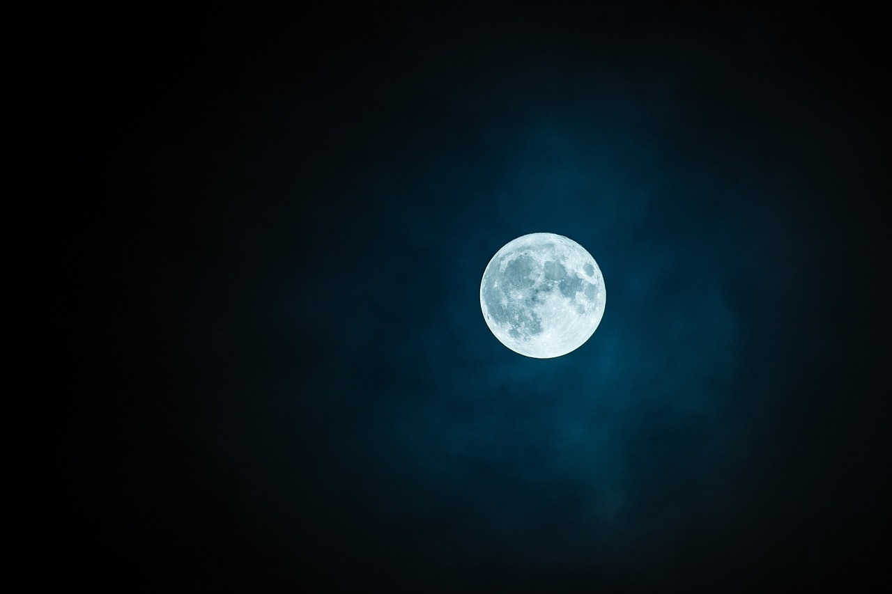 Mond Vollmond an einem dunkelblauen Nachthimmel