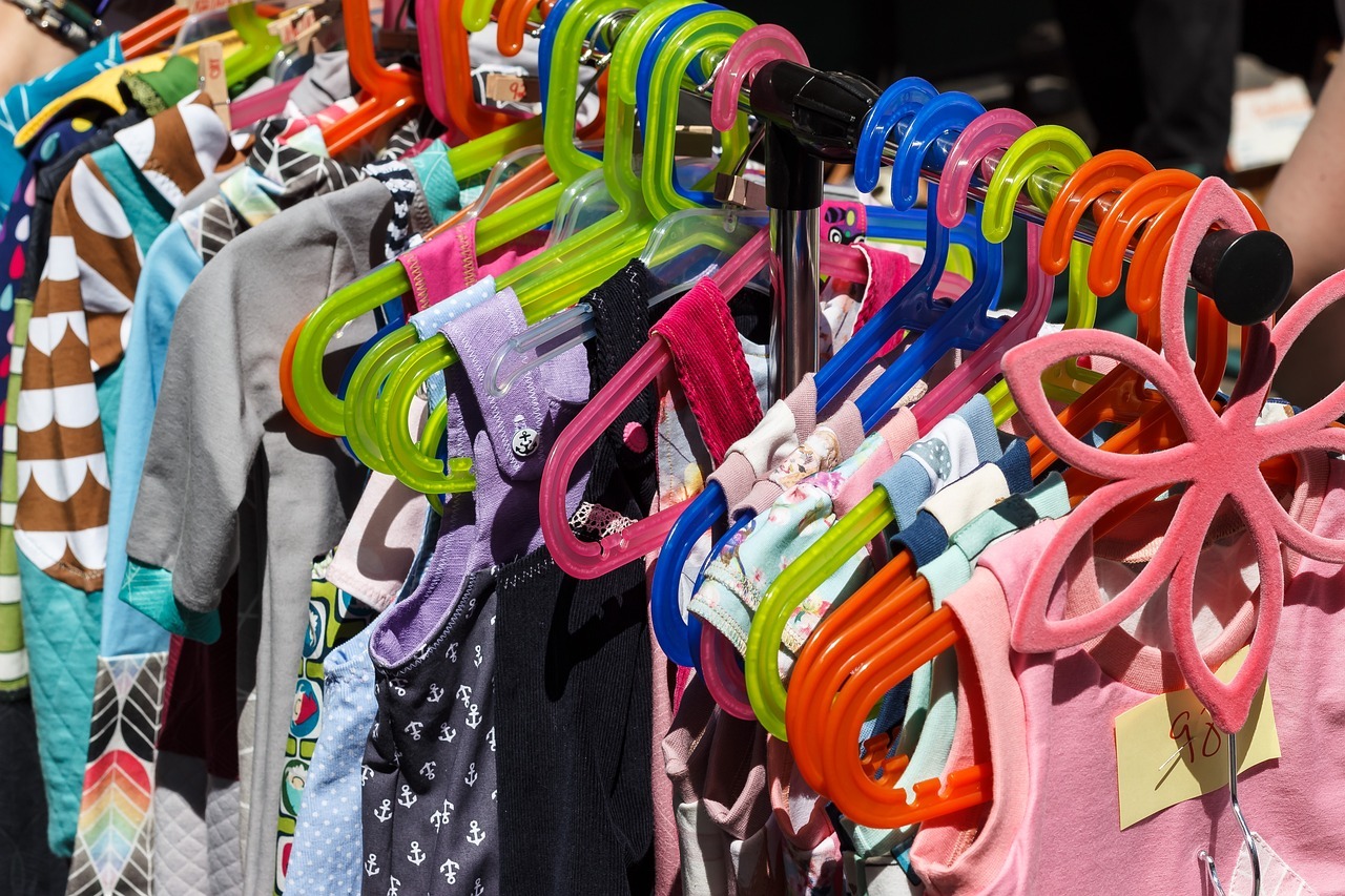 Kleidung Kinderkleidung an Kleiderstange