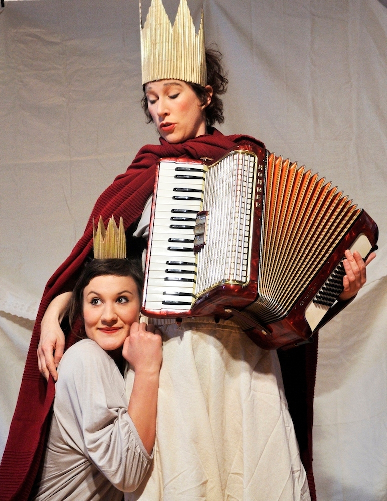Isabelle Guidi und Johanna Müller Die beiden Schauspielerinnen Isabelle Guidi und Johanna Müller im Kostüm.