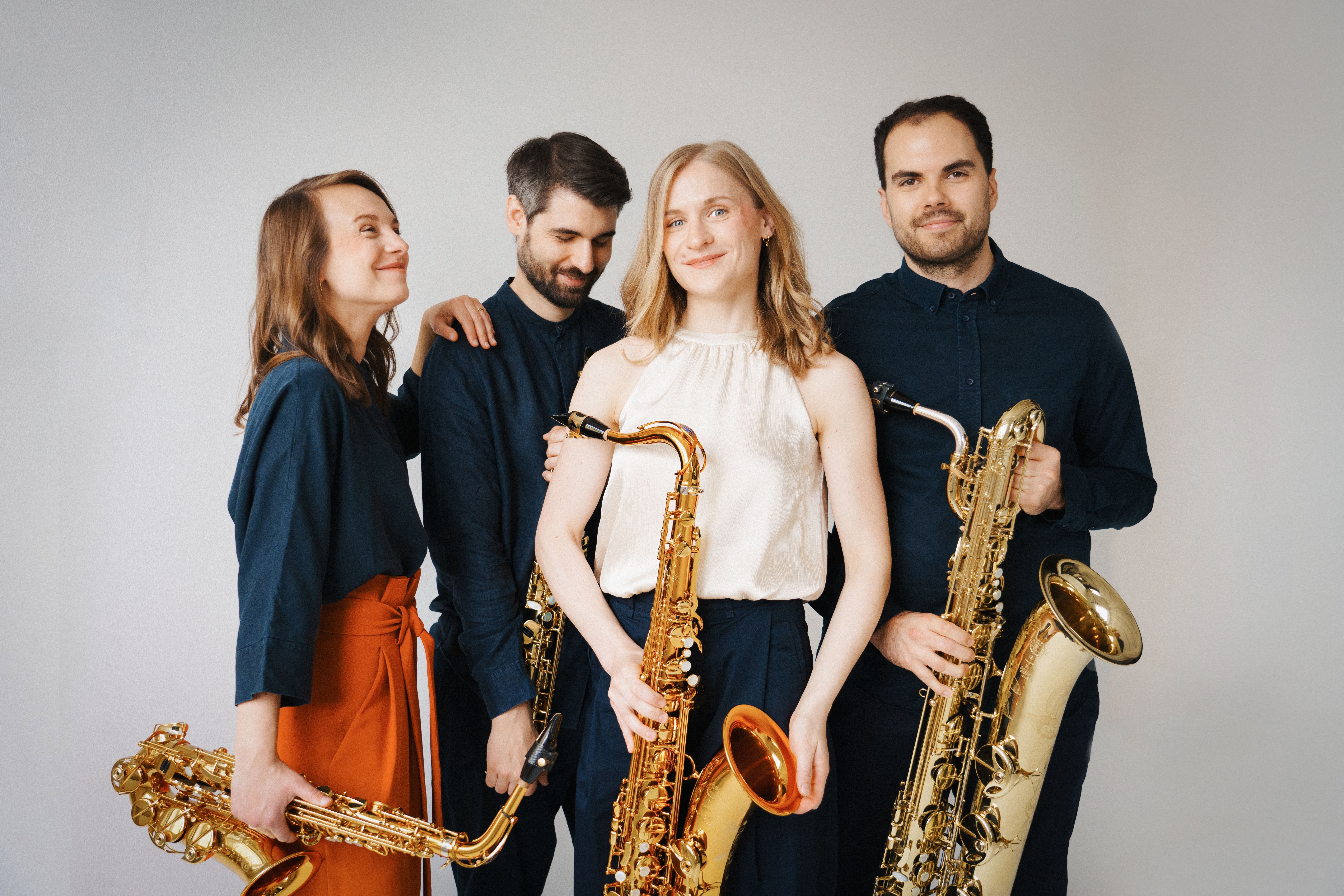 Arcis Saxophon Quartett Portrait des Arcis Saxophon Quartett mit Instrumenten in der Hand.