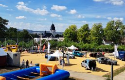 Familienfest Blick auf den Multifunktionsplatzt mit verschiedenen Soielgeräten