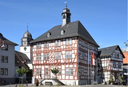 Rathaus Usinger Rathaus mit blauem Himmel