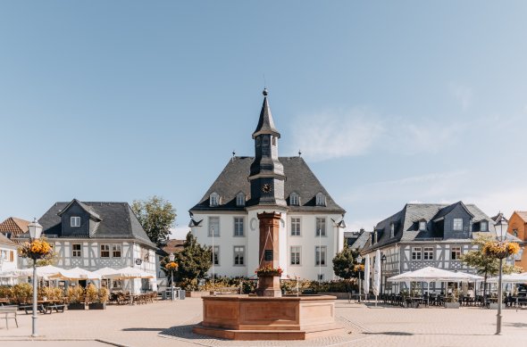 Der Alte Marktplatz ist ein Platz in Usingen. Dort stehen eine alte Kirche und ein Brunnen. 