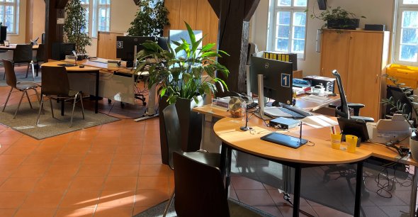 Im Bürgerbüro gibt es verschiedene Tische und Stühle für die Mitarbeiterinnen sowie Bürgerinnen und Bürger, die dort etwas erledigen möchten.