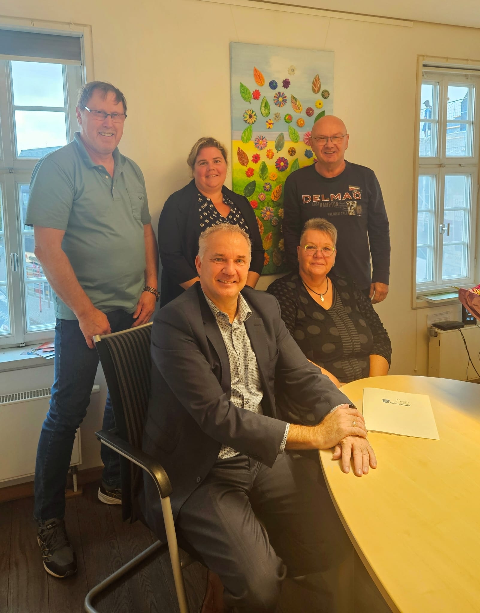 Bürgermeister Steffen Wernard, der zuständige Fachbereichsleiter Reiner Greve (Jugend, Kultur und Soziales), Janina Burk (Erzieherin in der Kita Pusteblume) sowie Marco Stübig vom Personalrat der Stadtverwaltung Usingen