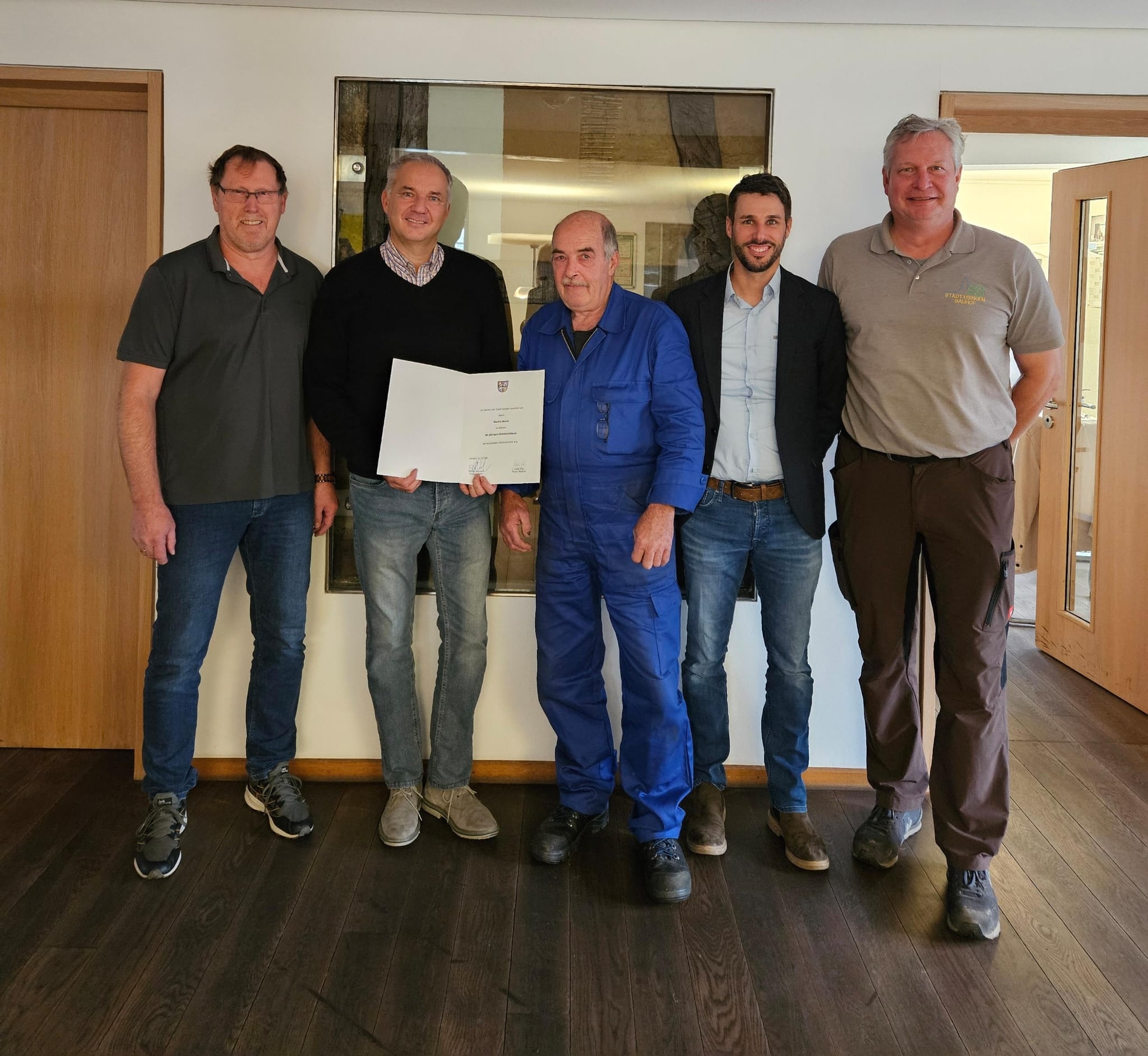 Zum 40-jährigen Jubiläum gratuliert Marco Stübig (Vorsitz Personalrat), Bürgermeister Steffen Wernard, Sebastian Knull (Haupt- und Personalleitung) sowie Dirk Schimmelfennig (leitung Bauhof).