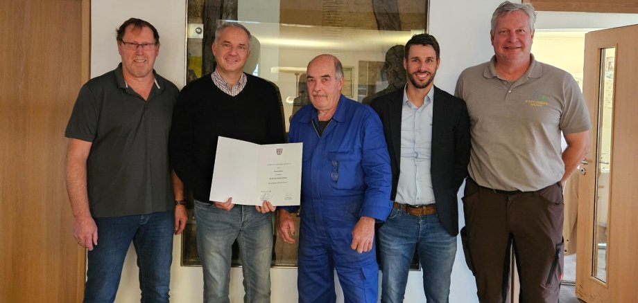 Zum 40-jährigen Jubiläum gratuliert Marco Stübig (Vorsitz Personalrat), Bürgermeister Steffen Wernard, Sebastian Knull (Haupt- und Personalleitung) sowie Dirk Schimmelfennig (leitung Bauhof).