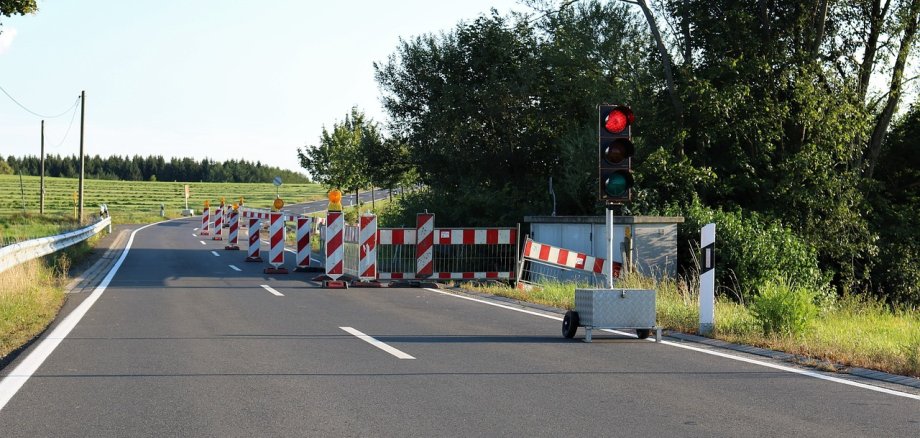 In der Usinger Bahnhofstraße wird eine Baustellenampel aufgestellt.