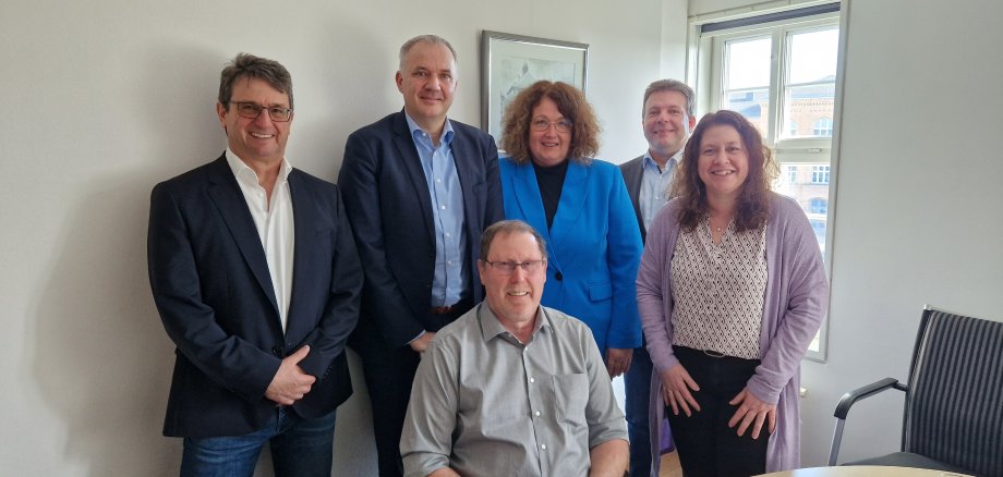 Michael Guth (Hauptamtsleitung), Bürgermeister Steffen Wernard, Ute Harmel (Gleichstellungsbeauftragte), Fachbereichsleiter Sascha Herr (Steuern & Gebühren) und Sandra Engelmann (Personalrat, stehend v.l.n.r.) gratulieren Marco Stübig zum 40-jährigen Dienstjubiläum – verbunden mit einem herzlichen Dankeschön für die geleistete Arbeit – und freuen sich auf eine gute weitere Zusammenarbeit im Usinger Rathaus.