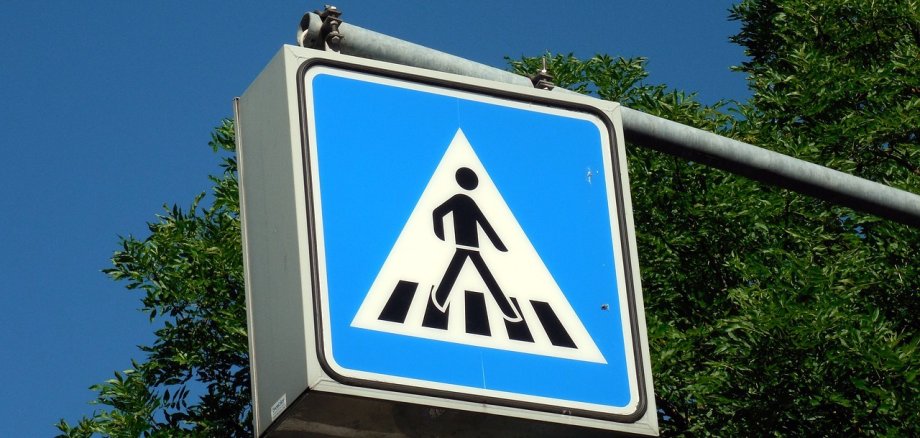 Auf diesem Bild sieht man ein Fußgängerüberwegsschild.