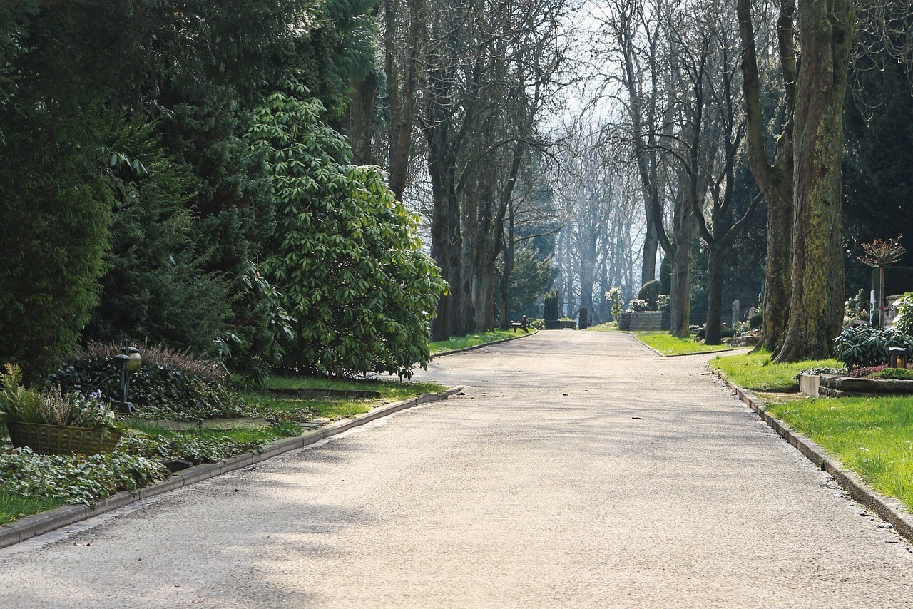 Fußwegesanierungen auf dem Usinger Friedhof: