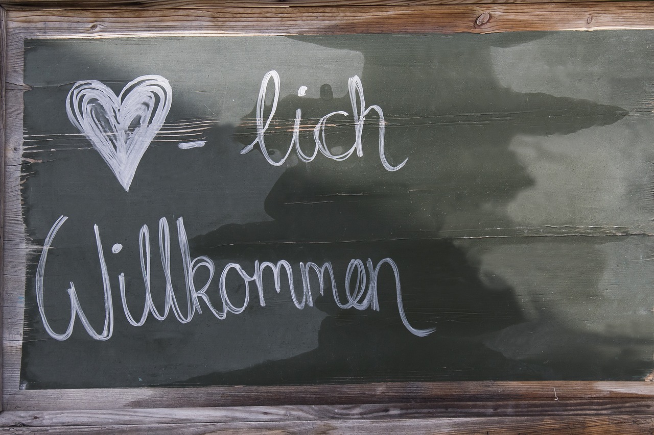 Eine Tafel mit Text: "Herzlich Willkommen"