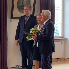 Auf dem Foto ist der ehemalige Stadtverordnetenvorsteher Gerhard Liese, der Bürgermeister Steffen Wernard und die ukrainische Sopranistin Natalia Cherniaieva zu sehen.