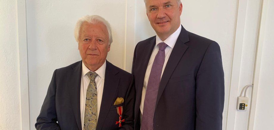Auf dem Foto ist der ehemalige Stadtverordnetenvorsteher Gerhard Liese, der Bürgermeister Steffen Wernard 