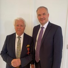 Auf dem Foto ist der ehemalige Stadtverordnetenvorsteher Gerhard Liese, der Bürgermeister Steffen Wernard 