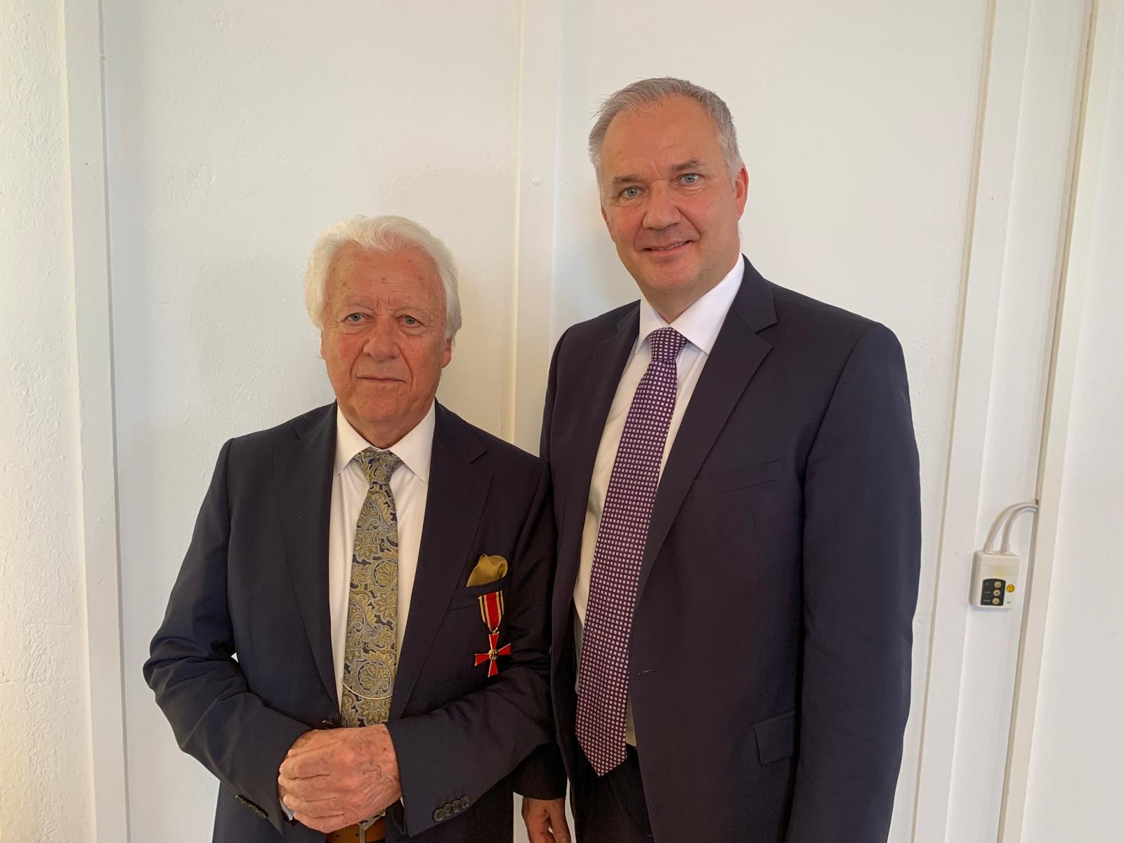 Auf dem Foto ist der ehemalige Stadtverordnetenvorsteher Gerhard Liese, der Bürgermeister Steffen Wernard 