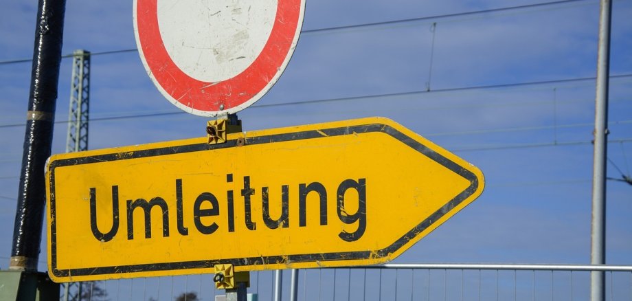 Hangsicherungsarbeiten: Hinweise Schild zur Umleitung.