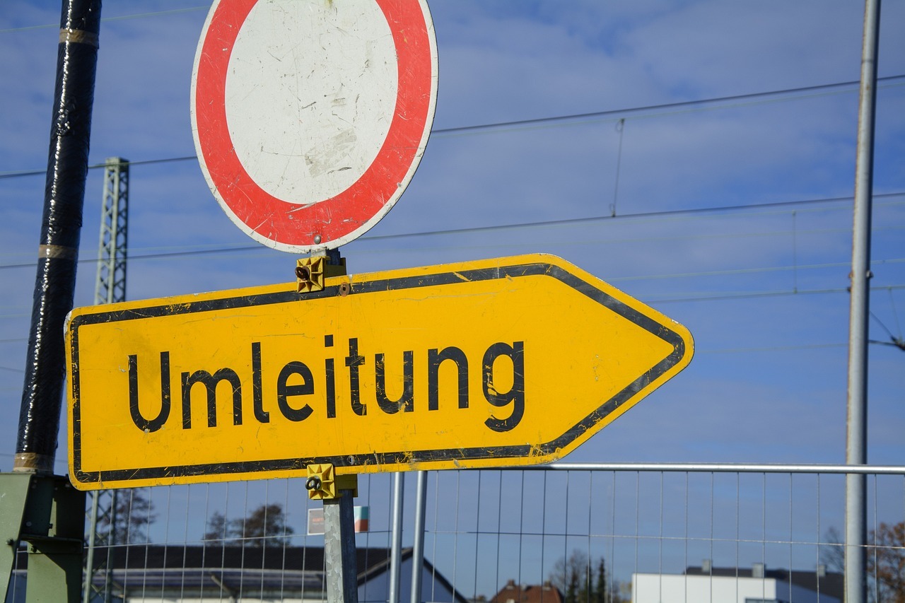 Hangsicherungsarbeiten: Hinweise Schild zur Umleitung.