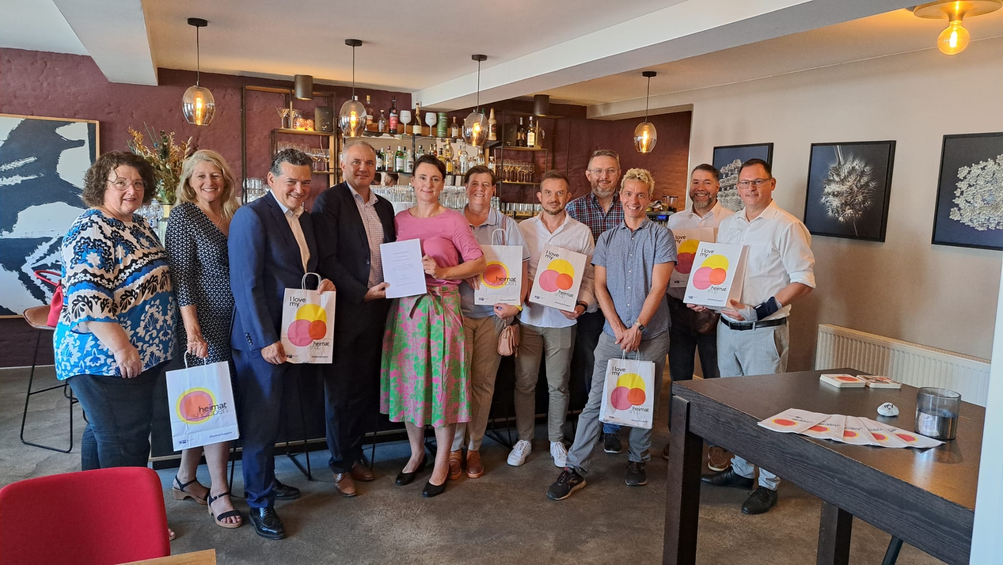 Auf dem Bild von links nach rechts: Ute Harmel (Wirtschaftsförderung Stadt Usingen), Valentina Scheu (Geschäftsführerin Geschäftsstelle Hochtaunus / Main-Taunus IHK Frankfurt), Oliver Schwebel (Vizepräsident IHK Frankfurt am Main), Steffen Wernard (Bürgermeister Stadt Usingen), Margarita Krummel (Restaurant „Bembel & Gretel“), Antje van der Heide (Kreisbeigeordnete Hochtaunuskreis), Sven Sänger (Stv. Leiter Geschäftsfeld Standortpolitik IHK Frankfurt am Main), Bernd Reckelkamm (2. Vorsitzender Usinger Verein für Wirtschaft & Gewerbe e.V.), Johannes Gerstenberg (bb22 Architekten + Stadtplaner), Yves Krummel (Restaurant „Bembel & Gretel“), Matthias Gräßle (Hauptgeschäftsführer der IHK Frankfurt am Main)