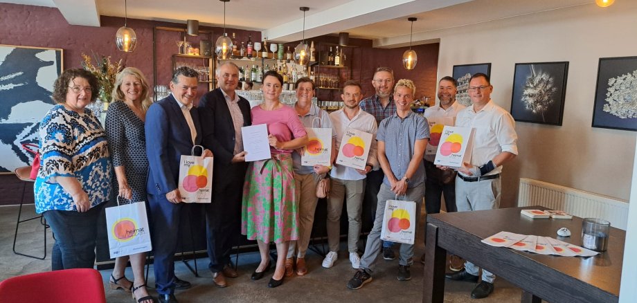 Auf dem Bild von links nach rechts: Ute Harmel (Wirtschaftsförderung Stadt Usingen), Valentina Scheu (Geschäftsführerin Geschäftsstelle Hochtaunus / Main-Taunus IHK Frankfurt), Oliver Schwebel (Vizepräsident IHK Frankfurt am Main), Steffen Wernard (Bürgermeister Stadt Usingen), Margarita Krummel (Restaurant „Bembel & Gretel“), Antje van der Heide (Kreisbeigeordnete Hochtaunuskreis), Sven Sänger (Stv. Leiter Geschäftsfeld Standortpolitik IHK Frankfurt am Main), Bernd Reckelkamm (2. Vorsitzender Usinger Verein für Wirtschaft & Gewerbe e.V.), Johannes Gerstenberg (bb22 Architekten + Stadtplaner), Yves Krummel (Restaurant „Bembel & Gretel“), Matthias Gräßle (Hauptgeschäftsführer der IHK Frankfurt am Main)
