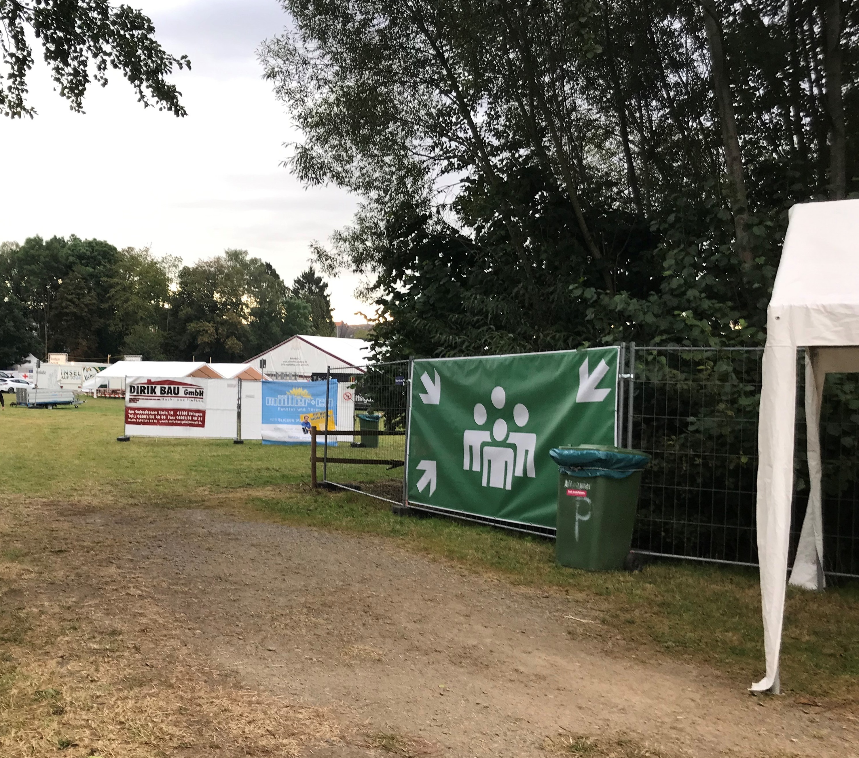 Auf diesem Bild sieht man einen matschigen Weg, auf diesem normalerweise die Fußmatten für den Durchgang zur Kreistiershow liegen sollten, nun liegen sie nicht mehr dort und sind als vermisst gemedet.