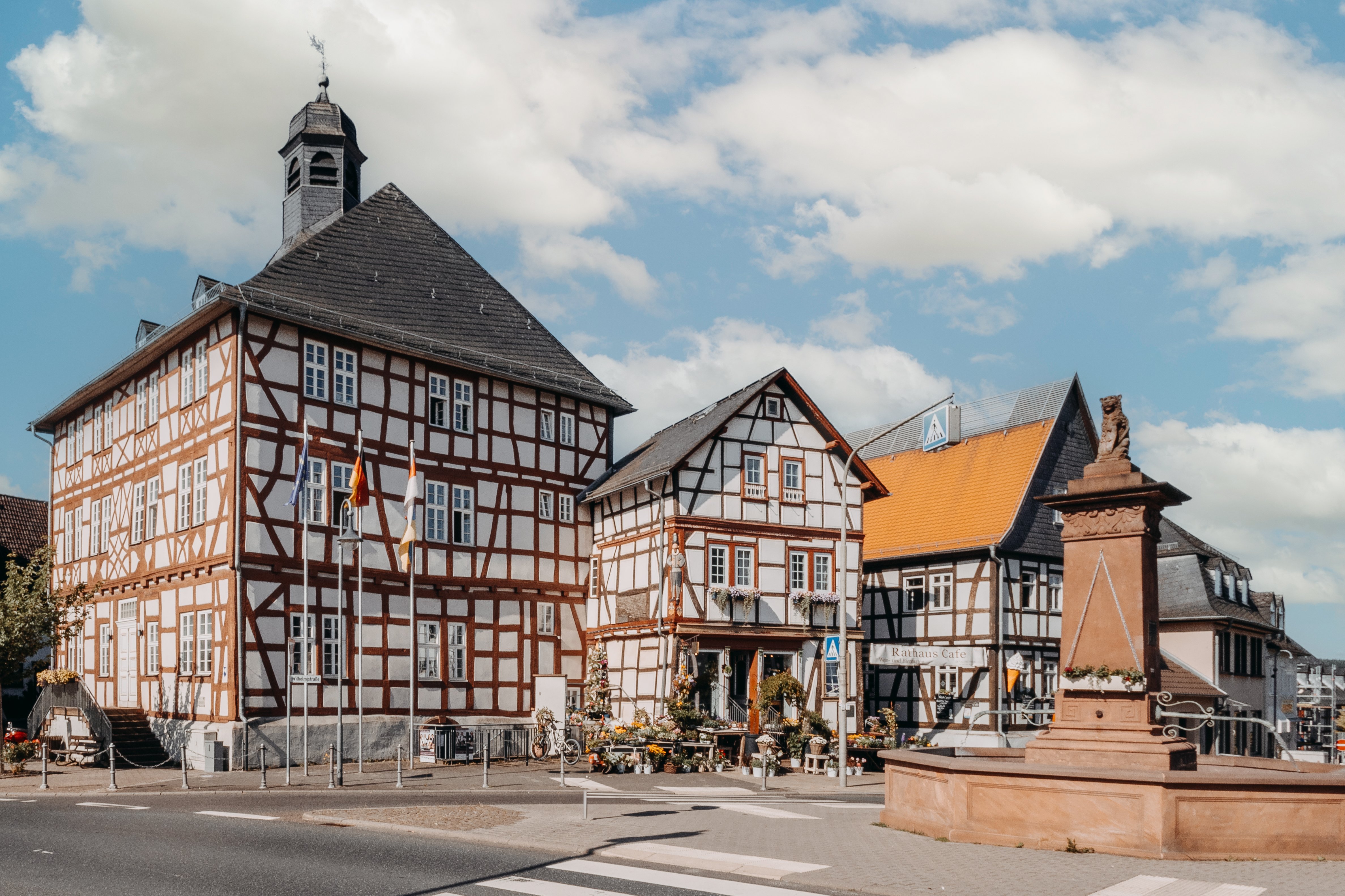 Rathaus Usingen von der Sicht von Cafe Keth