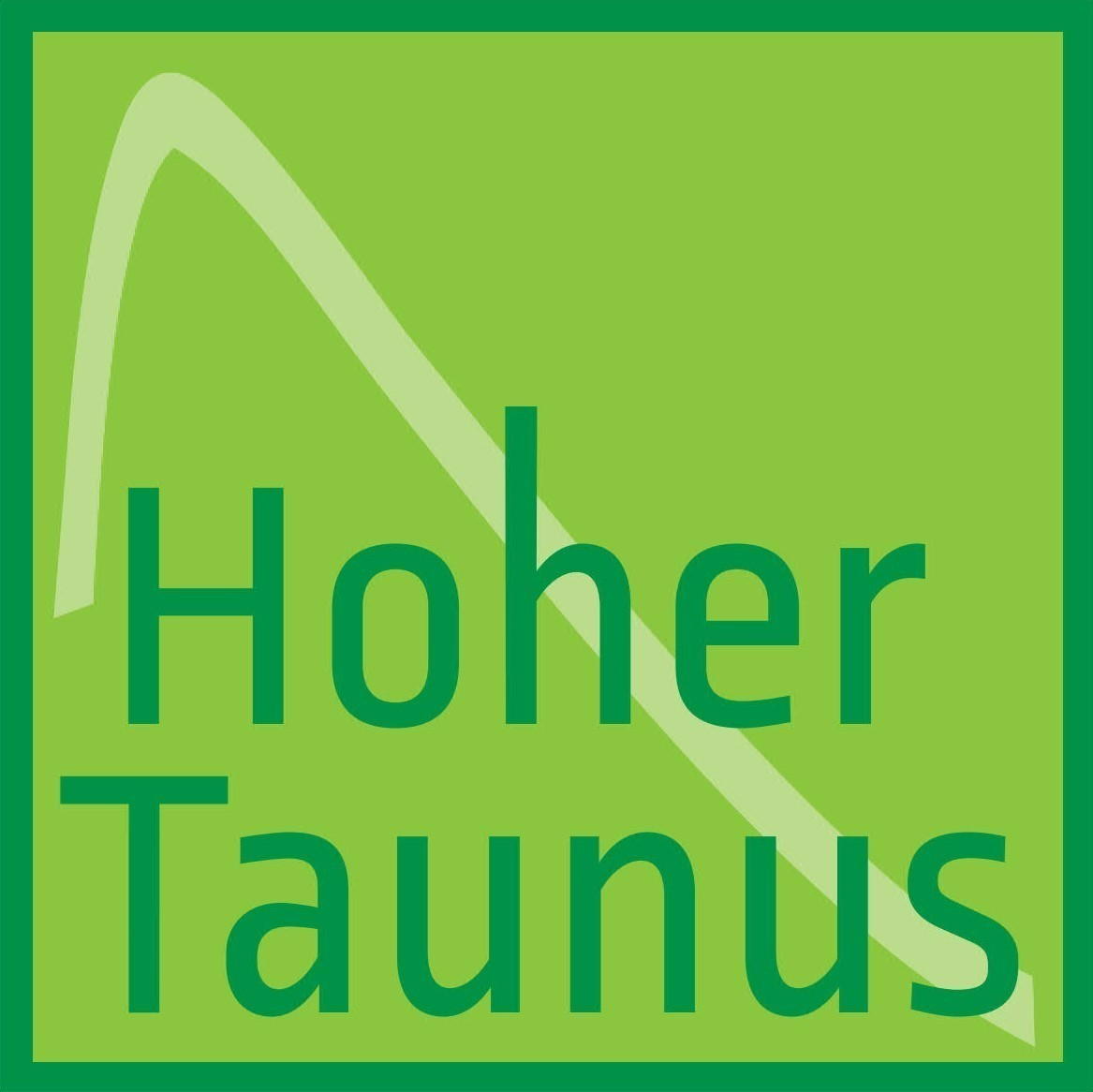 Logo Hoher Taunus - Abgebildet ist ein grünes Hintergrundbild mit einem Berg der für den Taunus stehen soll, in grün ist die Schrift "Hoher Taunus" abgebildet.