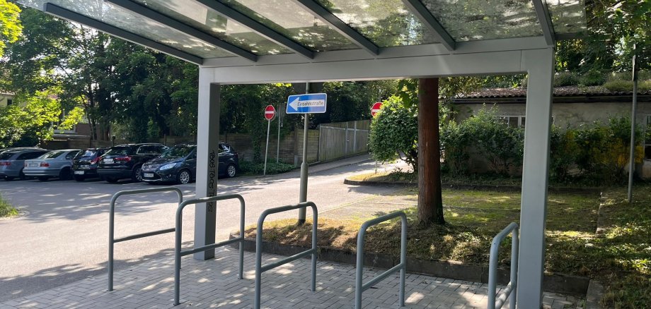Neue Fahrradständer mit Überdachung auf dem Innenstadtparkplatz in Usingen.