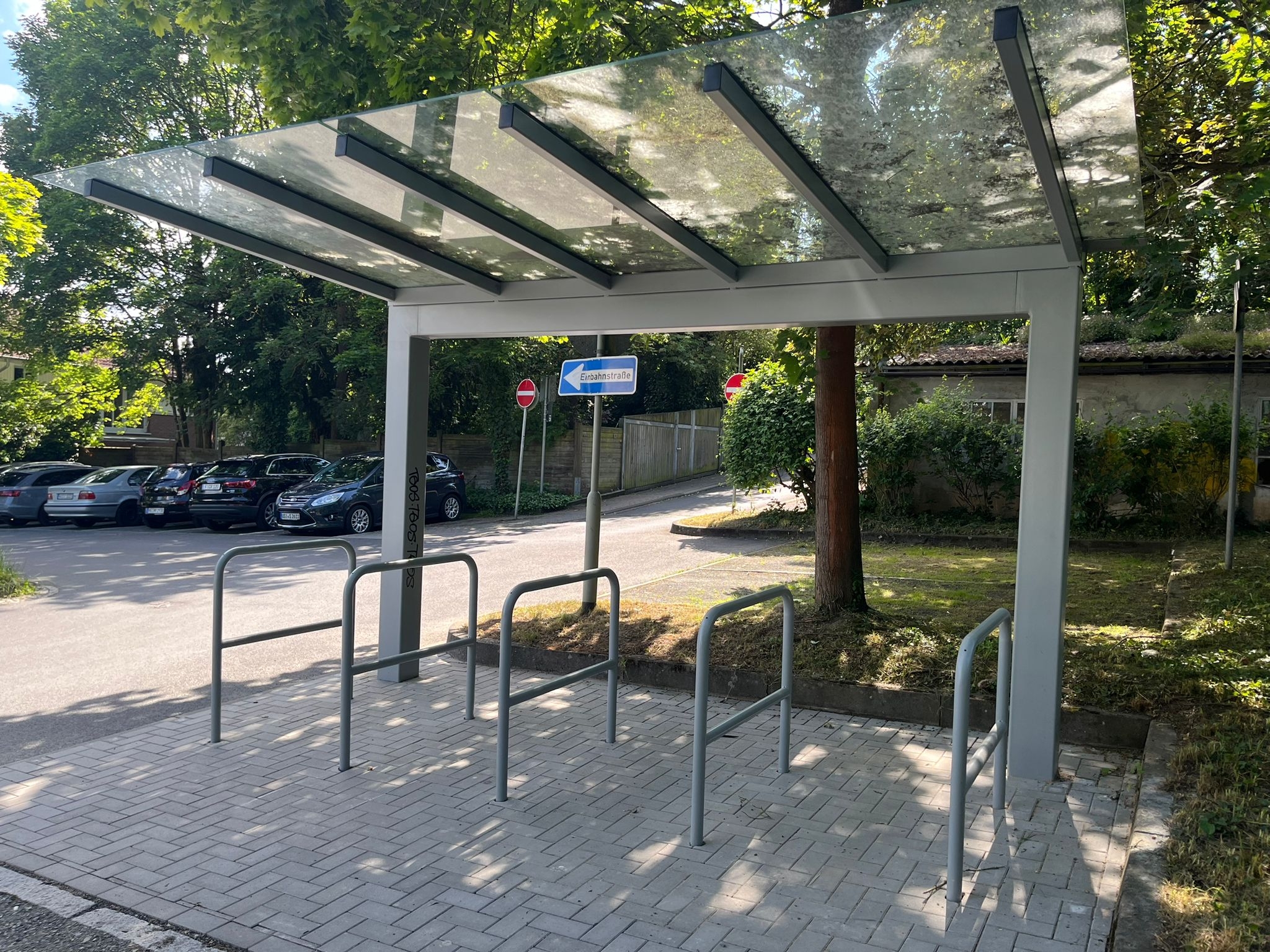 Neue Fahrradständer mit Überdachung auf dem Innenstadtparkplatz in Usingen.