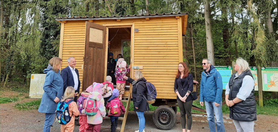Ein Wagen aus Holz, für die Kita Kinder aus Merzhausen.
