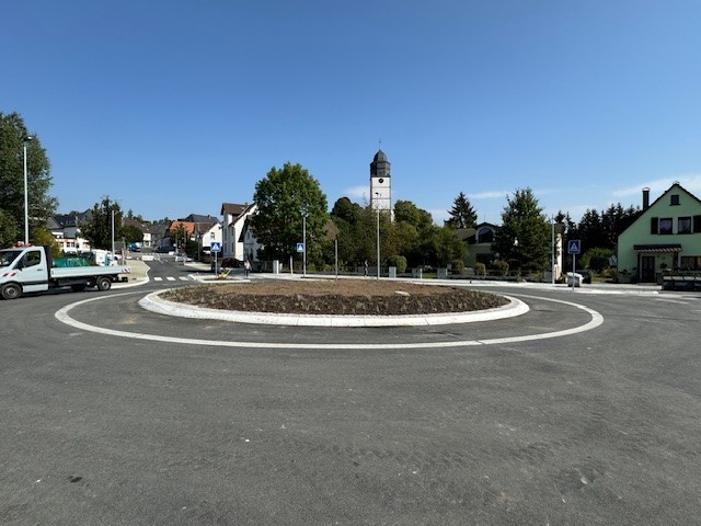 Die Bahnhofstraße, nach dem Umbau jetzt mit einem Kreisel.