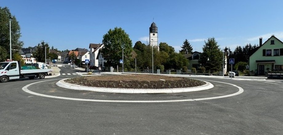 Die Bahnhofstraße, nach dem Umbau jetzt mit einem Kreisel.