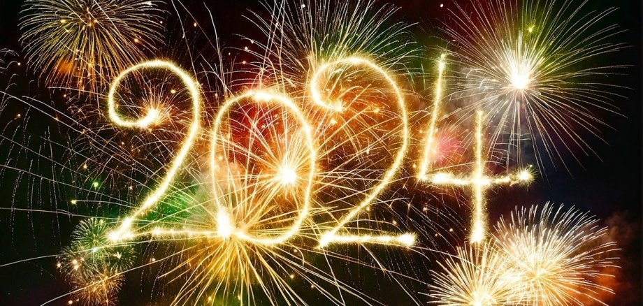 Feuerwerk in Form 2024