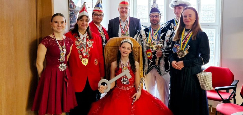 Fabiana I. unterzeichnete den Urlaubsantrag von Bürgermeister Steffen Wernard, der sich somit für einige Tage ganz entspannt zurücklehnen durfte und der diesjährigen Faschingsprinzessin symbolisch den großen Rathausschlüssel übergab. Auch Prinz Sascha I. vom Kransberger Narren Club e.V. (KNC) war Teil des Besuchskomitees im Usinger Rathaus.