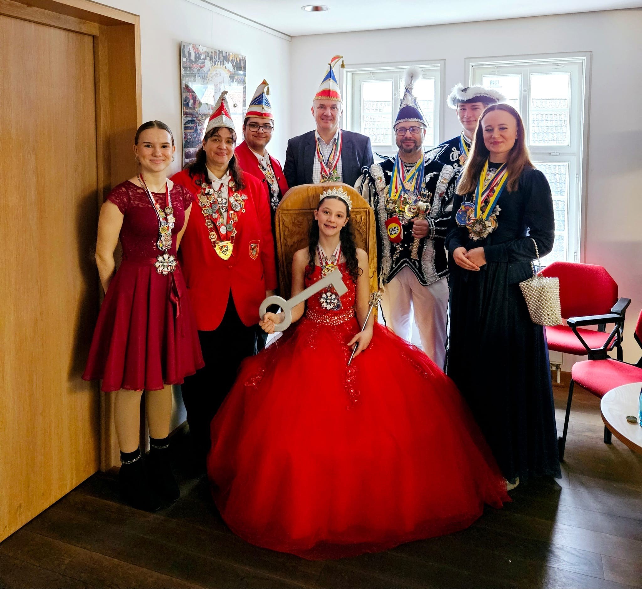 Fabiana I. unterzeichnete den Urlaubsantrag von Bürgermeister Steffen Wernard, der sich somit für einige Tage ganz entspannt zurücklehnen durfte und der diesjährigen Faschingsprinzessin symbolisch den großen Rathausschlüssel übergab. Auch Prinz Sascha I. vom Kransberger Narren Club e.V. (KNC) war Teil des Besuchskomitees im Usinger Rathaus.